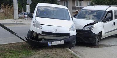 Hafif ticari araçlar çarptıştı; 1 yaralı
