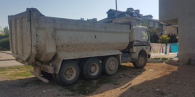 Hafriyat kamyonu altında kalmaktan son anda kurtuldu 