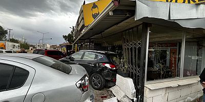 Hakimiyeti kaybeden sürücü araca çarptı, araç işyerine girdi