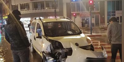 HAKİMİYETİNİ KAYBETTİ MOBESE DİREĞİNE ÇARPTI