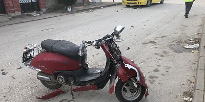 Halk minibüsü ile motosikletin çarpışması sonucu 1 kişi yaralandı