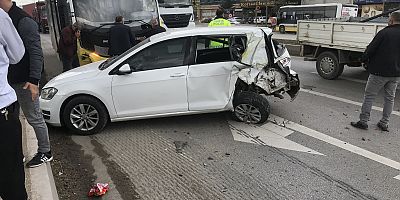 Halk otobüsü arıza yapan otomobile çarptı; 1 yaralı