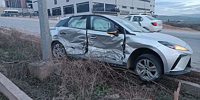 Hamzabey OSB’de İki Otomobil Çarpıştı: Araçlarda Ağır Hasar Oluştu