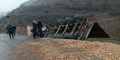 Hamzabey OSB’de Talaş Yüklü Tır Devrildi