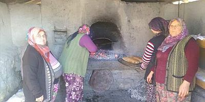 Harmancıklı kadınlar depremzedeler için Kızılay mutfaklarına ekşi mayalı köy ekmeği yapıyor