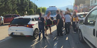 Hastane Poliklinik Girişi Önünde Kadına Otomobil Çarptı