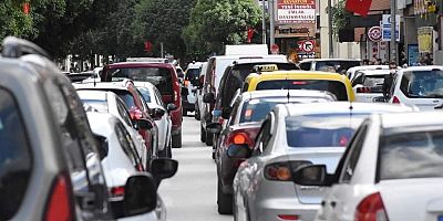 Hava yağışlı ama alışverişe çıkan çıkana…