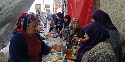 Her akşam köy meydanında gönül sofrası kuruluyor
