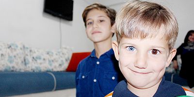 HETEROKROMİ KARDEŞLER GÖRENLERİ ŞAŞKINA ÇEVİRİYOR