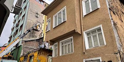 Hırsızlardan bıkan ev sahibi kapı ve pencerelere duvar ördürdü