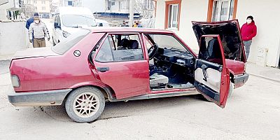 Hırsızlık zanlıları çaldıkları aracı yol ortasında bırakıp kaçtı