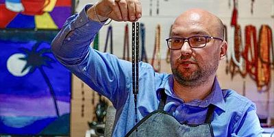 Hobi amaçlı kurduğu atölyede manda boynuzundan tespih üretiyor