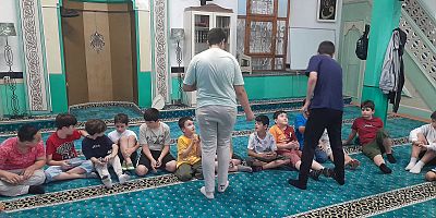 Hüdai Camii gençlerinden anlamlı etkinlik: Yaz Kur'an Kurslarına ziyaret ve ikram