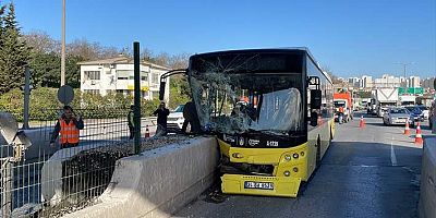 İETT otobüsü Avcılar gişelerinde beton bariyere çarptı