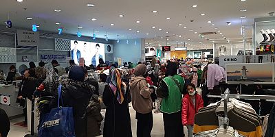 İHH inegöl'de ki  1000 yetim ve ihtiyaç sahibini giyindirdi. 