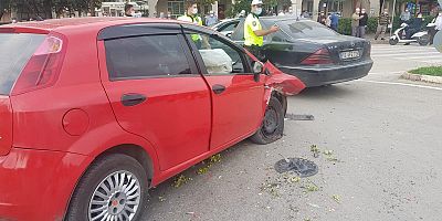 iki araçta da maddi hasar meydana geldi.