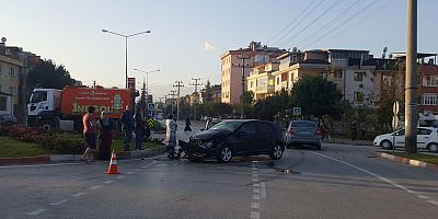 İKİ OTOMOBİL KAFA KAFAYA ÇARPIŞTI