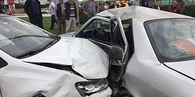 iki otomobilin çarpışması sonucu 5 kişi yaralandı