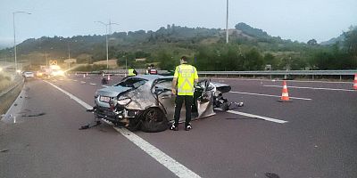 İki otomobilin çarpıştığı kazada 2 kişi öldü, 6 kişi de yaralandı