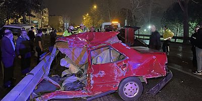 İkiye bölünen otomobilin sürücüsü hayatını kaybetti