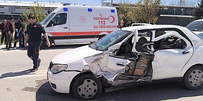 İnegöl Akhisar Mahallesi’nde Kamyon ile Otomobil Çarpıştı: Maddi Hasarlı Kaza