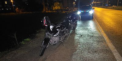 İNEGÖL ALANYURT’TA OTOMOBİL İLE MOTOSİKLET ÇARPIŞTI: 1 YARALI