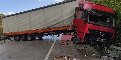 İnegöl-Ankara kara yolunda bariyere çarpan tır yolu kapattı