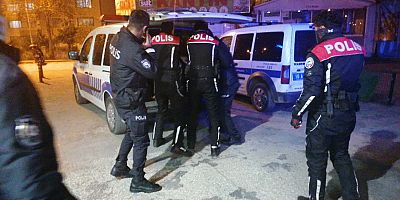 İnegöl aranan 2 kişi, kısıtlama saatleri içinde sokakta alkol alırken yakalandı