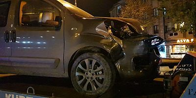 İNEGÖL AVM KAVŞAĞINDA 3 ARACIN KARIŞMIŞ OLDUĞU KAZADA 1 KİŞİ YARALANDI