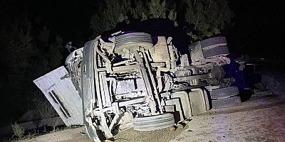 İnegöl Bursa'da Kara yolunda kamyon ile otomobil çarpıştı, 1 kişi Hayatını kaybetti , 2 kişi ağır yaralandı