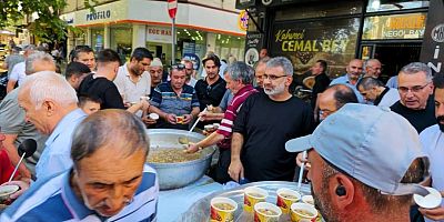 İnegöl Çınarlaraltı Esnafı, 11. Geleneksel Aşure İkramını Gerçekleştirdi