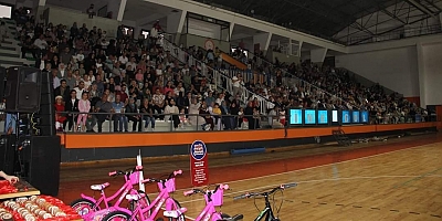 İnegöl'de 20 bin öğrenci 100 Türk büyüğünün hayatını kitap okuyarak öğrendi