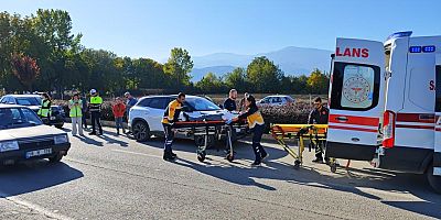 İnegöl’de 3 aracın karıştığı kazada 6 kişi yaralandı