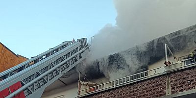 İNEGÖL’DE 3 KATLI BİNANIN ÇATISINDA YANGIN PANİĞİ