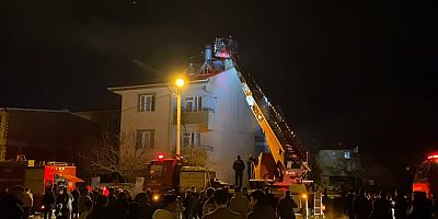 İnegöl’de 3 katlı binanın çatısında yangın