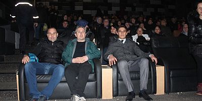 İNEGÖL’DE 300 KİŞİ AYNI ANDA CEP HERKÜLÜ NAİM SÜLEYMANOĞLU’ FİLMİNİ İZLEDİ