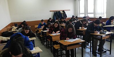 İNEGÖL’DE 380 ÖĞRENCİ SINAVLARDA TER DÖKTÜ
