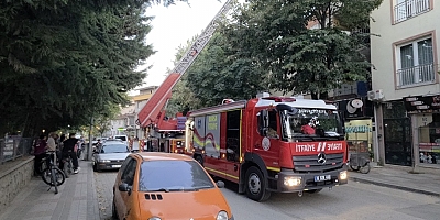 İnegöl’de 4 Katlı Binanın Çatısında Yangın