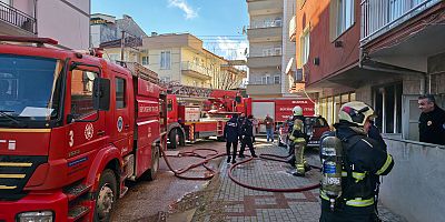 İnegöl’de 4 katlı binanın giriş katında yangın paniği