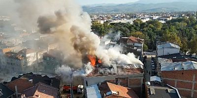 İnegöl’de 5 Katlı Binanın Çatısında Yangın