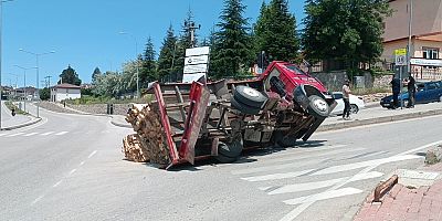 İnegöl’de Ağaç Yüklü Kamyonet Virajı Alamayıp Devrildi