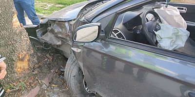 İnegöl'de ağaca çarparak duran aracın sürücüsü yaralandı