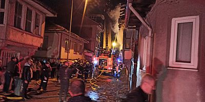 İNEGÖL'DE AHŞAP BİNA ALEVLERE TESLİM OLDU