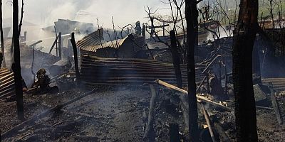 İnegöl'de ahşap evde çıkan yangında 2 katlı ahşap ev yanarak küle döndü
