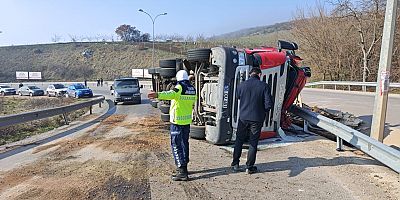 İnegöl’de Ahşap Yüklü Tır Devrildi: Sürücü Yaralandı