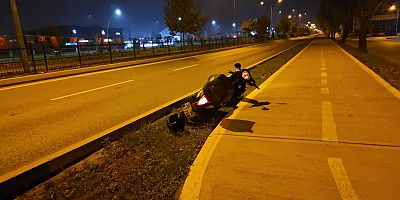 İnegöl’de Alkollü Motosiklet Sürücüsü Kaldırıma Çarptı: 1 Yaralı