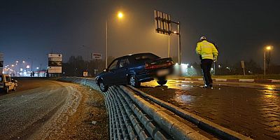 İnegöl’de  Alkollü Sürücü Virajı Alamayınca Duvara Çıktı!