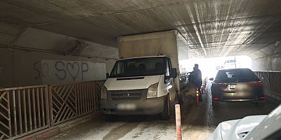 İnegöl’de Alt Geçitte Kamyonet Sıkıştı