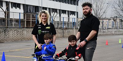 İnegöl’de Anaokulu öğrencisi iki kardeş motor sporlarında kupaları toplamaya erken başladı