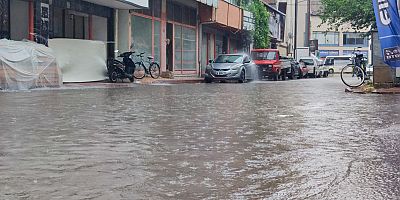İnegöl'de aniden başlayan sağanak yağış, ulaşımı olumsuz etkiledi